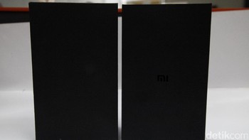 Mi Mix hadir dengan kotak kemasan berwarna hitam legam yang dibungkus dengan karton berwarna hitam. Di bagian belakang tertulis informasi mengenai RAM yang diusung. Foto: Muhammad Ridho