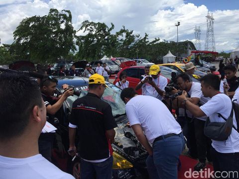 Wah, Bodi Mobil Jazz Ini Penuh Coretan Tanda Tangan