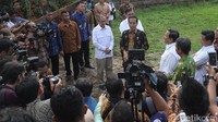 Presiden Jokowi saat dimintai keterangan oleh sejumlah awak media di kediaman Prabowo di Bojongkoneng, Hambalang, Bogor, Senin (31/10/2016).