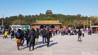 Setelah puas mengelilingi Forbidden City, kami pun langsung mengarah ke pintu keluar. Pintu keluar nan luas dengan pemandangan di bagian depan bukit nan indah lengkap dengan menara pandangnya yang juga bergaya China klasik (Elvan/detikTravel)