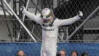 Hamilton merayakan keberhasilanya jadi yang tercepat. REUTERS/Henry Romero.
