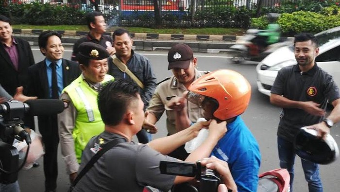 Dikmaba Polri Bagi-bagi Helm