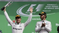 Berkat kemenangan ini, Hamilton memangkas ketertinggalannya di klasemen pebalap. Dia berada di posisi kedua dengan 330 poin, terpaut 19 poin dari Rosberg dengan dua seri tersisa. REUTERS/Henry Romero.