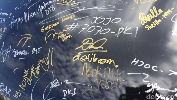 Tanda tangan detikOto di kap mobil