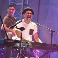 Dalam sebuah kesempatan beberapa tahun lalu, pria bernama lengkap Glenn Fredly Deviano Latuihamallo ini sempat mengungkapkan alasannya suka memakai tersebut. Saya senang aja pakai topi. Nyaman, kelihatan awet muda. Hahaha, ungkap Glenn Fredly sambil berseloroh. (Foto: Ismail/detikHOT)