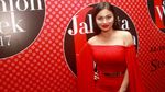 Sexy in Red! Pesona Ariel Tatum dengan Dress Merah