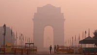 Penampakan asap tebal di depan India Gate pada Senin (31/10/2016) waktu setempat, satu hari setelah perayaan Diwali. Dan sempat menjadi trending twitter di India dengan hashtag #smog. REUTERS/Cathal McNaughton.