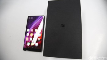 Mi Mix memiliki banderolan harga mulai dari 3.499 yuan atau sekitar Rp 6,7 juta.  Foto: Muhammad Ridho
