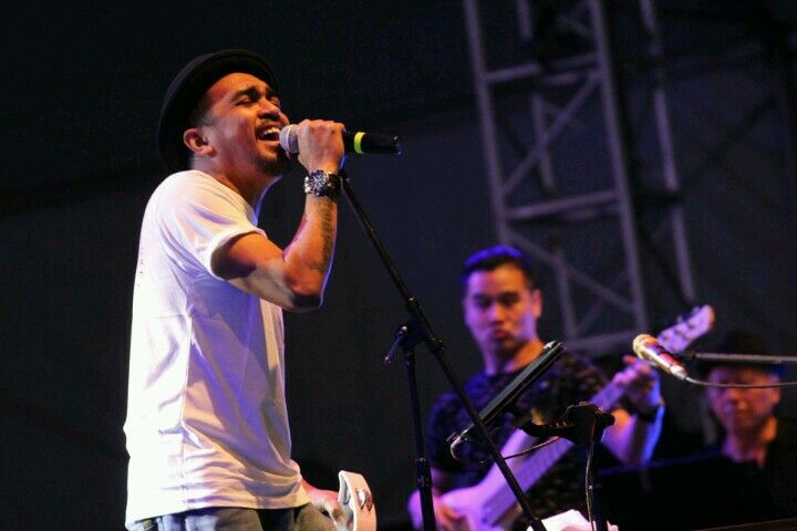 Aura Kasih kepergok menonton mantan kekasihnya, Glenn Fredly manggung di penutupan Synchronize Fest 2016 di Dynamic Stage. Tatapannya tampak kosong.