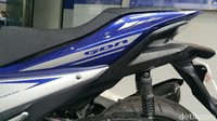 Saat pembawa acara meminta Rossi membuka cover yang menutupi motor baru tersebut, ia nampak antusias.