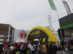 Melirik Aneka Merchandise Valentino Rossi di Sepang