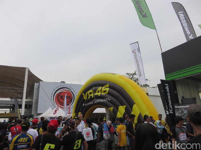 Melirik Aneka Merchandise Valentino Rossi di Sepang