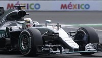 Hamilton finis dalam waktu 1 jam 40 menit 31,402 detik atau 8,354 detik di depan Rosberg. Podim ketiga jadi milik Ricciardo setelah Max Verstappen dan Sebastian Vettel terkena penalti. REUTERS/Henry Romero.