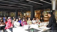 Para peserta menyimak nyonya Pop menjelaskan beragam bahan dan masakan Thailand. Ada sekitar 37 peserta yang ikut untuk menimba ilmu memasak masakan Thailand autentik.