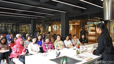 Belajar Bikin Deep Fried Gurame with Chili Sauce dan Tom Yum Pla Langsung Bersama Nyonya Pop