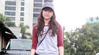 Pesinetron berusia 30 tahun itu tampil dengan kaos raglan, celana hitam dan sneakers merah. Pool/Gus Mun/detikFoto.