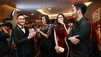 Syahnaz tampak tertawa usai menjawab pertanyaan tersebut. Pool/Palevi S/detikFoto.