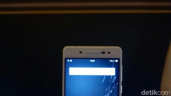 Banyak fitur-fitur unggulan pada ponsel ini diantaranya dual glass design, sensor sidik jari, turbo carghing, NFC, USB OTG dan konektivitas 4G LTE Foto: detikINET/Rachmatunnisa
