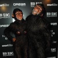 Saat masih bersama mantan suaminya, Seal, Heidi Klum sukses bikin orang pangling dengan kostum Halloween di tahun 2011. Keduanya menjadi gorilla dengan bulu yang tertempel di tubuh mereka. Wajah gorilla dibuat oleh ahli prosthetic sehingga Heidi tetap bisa berekspresi. (Foto: Getty Images)