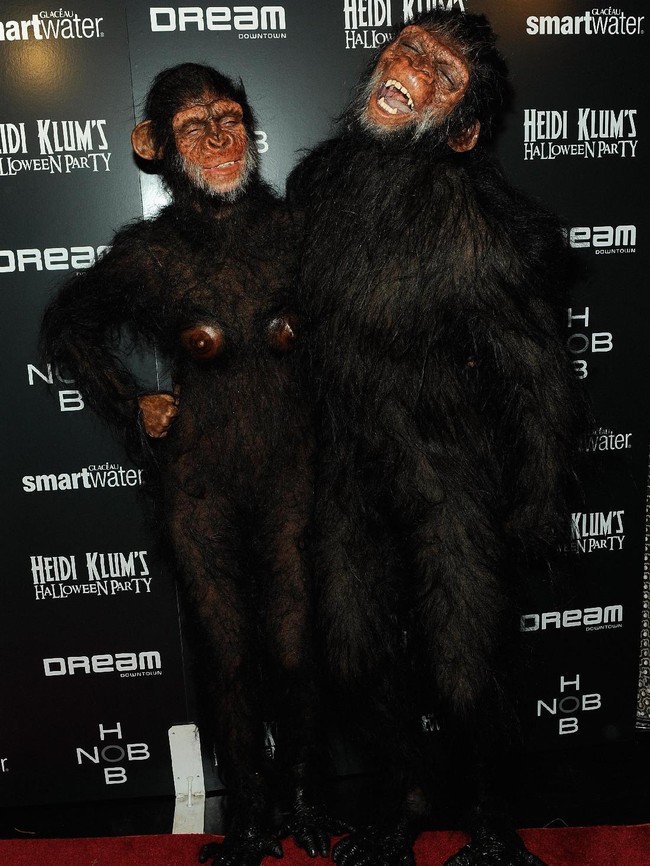 Saat masih bersama mantan suaminya, Seal, Heidi Klum sukses bikin orang pangling dengan kostum Halloween di tahun 2011. Keduanya menjadi gorilla dengan bulu yang tertempel di tubuh mereka. Wajah gorilla dibuat oleh ahli prosthetic sehingga Heidi tetap bisa berekspresi. (Foto: Getty Images)