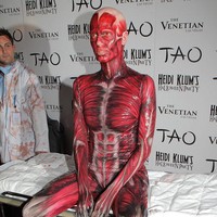 Masih dari 2011, Heidi Klum kemudian tampil menyeramkan. Ia seperti mayat yang dikuliti. Jaringan ototnya terlihat hingga ke kepala. Bahkan kedatangannya semakin total dengan ranjang rumah sakit dan seorang dokter yang mendorongnya. (Foto: Getty Images)