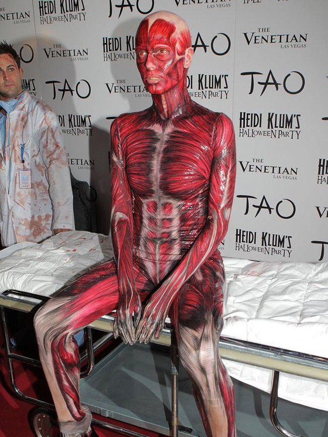 Masih dari 2011, Heidi Klum kemudian tampil menyeramkan. Ia seperti mayat yang dikuliti. Jaringan ototnya terlihat hingga ke kepala. Bahkan kedatangannya semakin total dengan ranjang rumah sakit dan seorang dokter yang mendorongnya. (Foto: Getty Images)