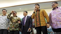(ki-ka) Lembaga riset SMRC Sirojudin, Wakil Ketua DPR Fadli Zon, Ketum DPP Golkar Setya Novanto, Politisi PDIP Maruarar Sirait, dan pengamat politik Rachmat Bagdja hadiri dialektika terkait pertemuan Jokowi-Prabowo di pres room DPR Komplek Parlemen, Senayan, Jakarta, Selasa (1/11/2016).