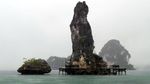 Batu Pensil Raksasa di Tengah Laut Raja Ampat