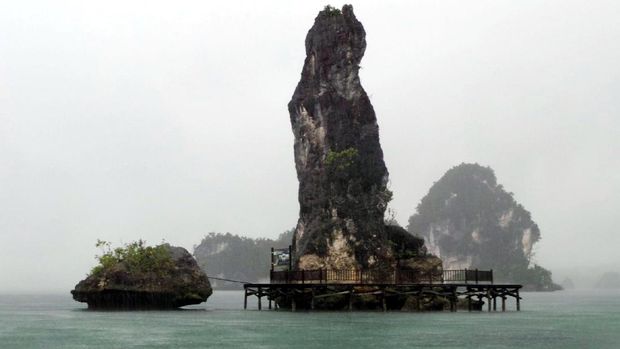 Hasil gambar untuk 3. Monumen alami yang ikonik – Batu Pensil