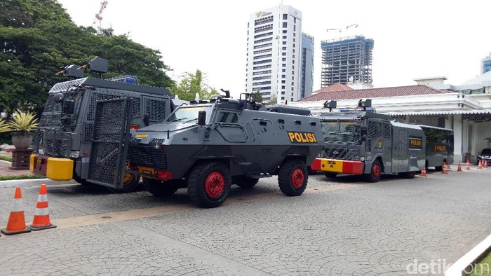 Antisipasi Demo Buruh, Polisi Berjaga di Balai Kota