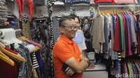 Ken yang mengenakan kaos polo berwarna oranye tersebut tiba di lokasi sekitar pukul 13.40 WIB.
