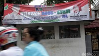 Spanduk Agus-Sylvi mejang di salah satu jalan di Jakarta.