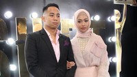 Tampak pula, Poppy Bunga bersama sang suami. Pool/Ismail/detikFoto.