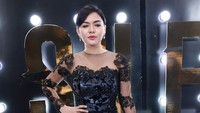 Vikcy Shu tampak percaya diri dengan dress hitamnya. Pool/Palevi S/detikFoto.