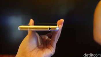 Daya tahan baterai Prime 7S dibekali baterai 2300 mAh dan fitur turbo charging yang membuat proses isi ulang baterai diklaim jadi lebih cepat. Dengan mengisi daya selama 15 menit, Prime 7S dijanjikan bisa dipakai menelepon selama lima jam. Foto: detikINET/Rachmatunnisa