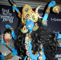 Di pesta Halloween 2008, juri Americas Got Talent itu tampil dengan inspirasi kostum ala Dewi Hindu bernama Kali. Tubuhnya berbalut cat biru dengan tangan-tangan yang salah satunya memegang kepala manusia dan juga potongan tangan. (Foto: Getty Images)