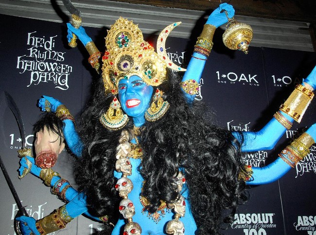 Di pesta Halloween 2008, juri Americas Got Talent itu tampil dengan inspirasi kostum ala Dewi Hindu bernama Kali. Tubuhnya berbalut cat biru dengan tangan-tangan yang salah satunya memegang kepala manusia dan juga potongan tangan. (Foto: Getty Images)