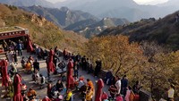 Tembok besar China memang luar biasa memesona. Bangunannya megah dan memanjang di punggung perbukitan. Tembok raksasa yang dikonstruksikan pada periode Dinasti Ming ini panjangnya mencapai 8.851 km. Pepohonan hijau di sekitar perbukitan dan langit yang hijau bersih semakin memperindah pemandangan (Elvan/detikTravel)