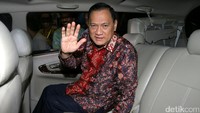Agus Marto melambaikan tangan dari dalam mobilnya sebelum meninggalkan gedung KPK.