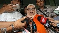 Siti keluar dengan mengenakan rompi warna oranye khas tahanan KPK