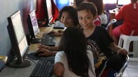 Anak-anak bermain di warnet yang menempati lantai dasar Rusun Benhil 2.