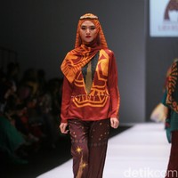 Koleksi Itang Yunasz di Jakarta Fashion Week 2017. Senayan City. Jakarta. [Foto: Mohammad Abduh/Wolipop]