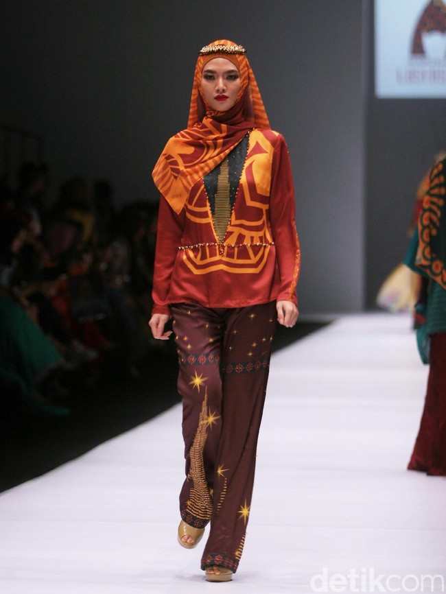 Koleksi Itang Yunasz di Jakarta Fashion Week 2017. Senayan City. Jakarta. [Foto: Mohammad Abduh/Wolipop]