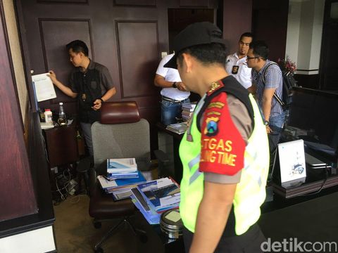  Polisi menggeledah ruang kerja Direktur Operasional dan Pengembangan Bisnis Pelindo III, Rahmat Satria, Selasa (1/11/2016).