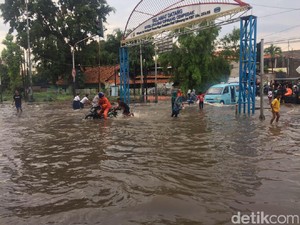 Jalan DI Pandjaitan Tergenang Air 90 cm, Belasan Motor Mogok