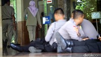 Sementara aktivitas PNS DKI tetap berlangsung normal.