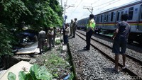 Penertiban ini dikawal aparat kepolisian.