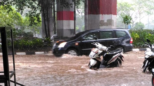 Mobil dan motor mogok di dalam banjir