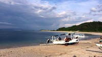 Menuju ke pantai, kita juga bisa melihat aktivitas nelayan yang baru saja pulang melaut. Mereka bahu-membahu menarik perahu hingga ke area pantai (Masaul/detikTravel)