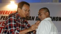 Ahok menyematkan pin kepada tim pemenangan.